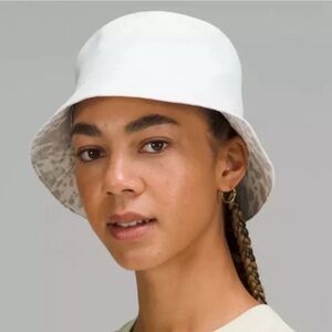 Lululemon Reversible Bucket Hat White / Cheetah Camo Antique White.